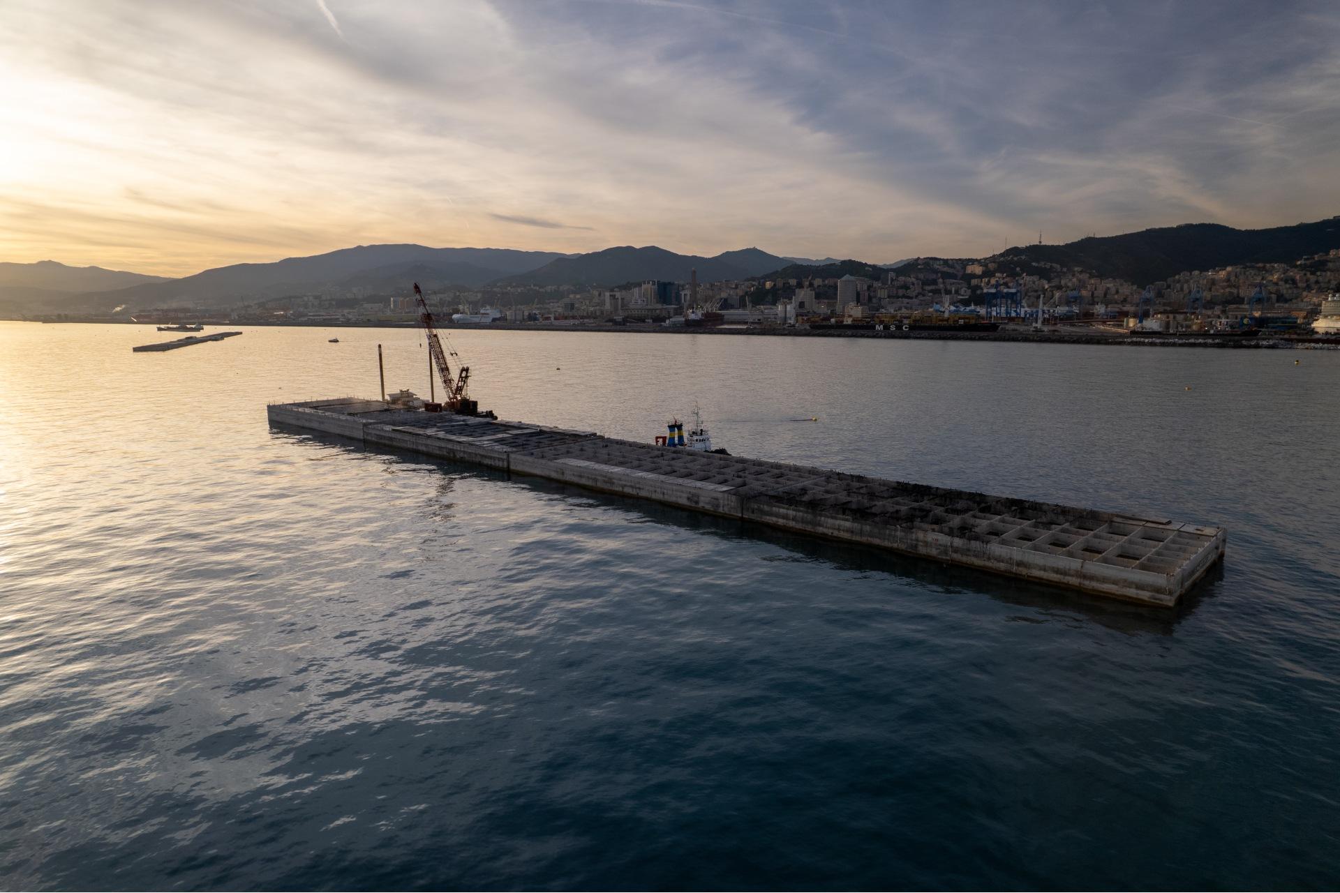 Nuova Diga Foranea di Genova, affondamento cassone 21, Italia | Webuild
