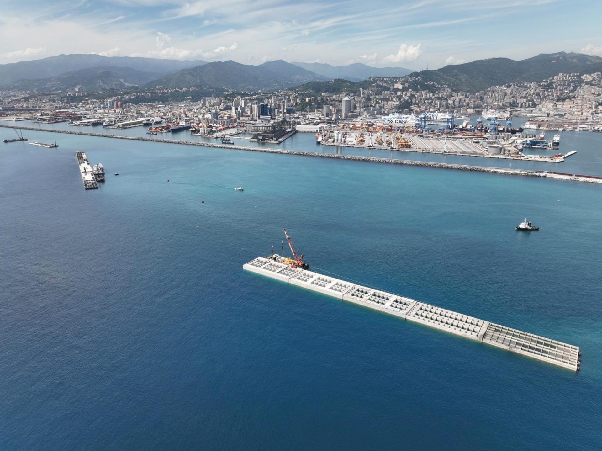 Nuova Diga Foranea di Genova, superato il primo km di sviluppo e posa ventitreesimo cassone, Italia