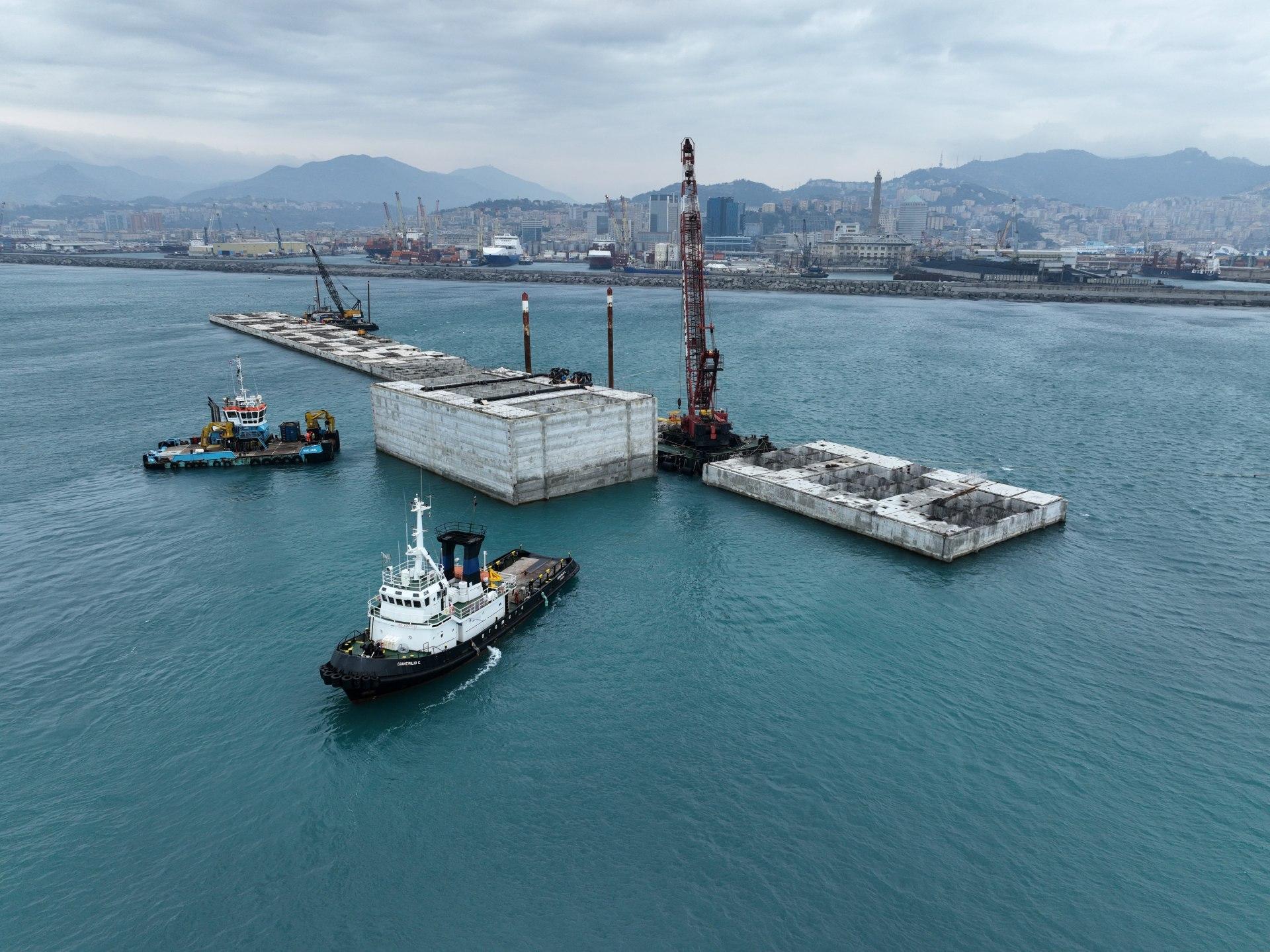 Diga Foranea di Genova, posa settimo cassone, Italia | Webuild